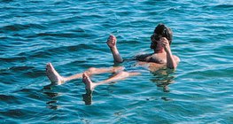 Zażywający kąpieli w Morzu Martwym