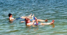 Купальщики на поверхности Мёртвого моря