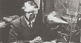 Zoltán Kodály sprawdza zapis nagranych na fonografie melodii