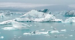 Рождающиеся айсберги в Исландии