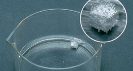 Podczas reakcji etanolu z sodem wydziela się gazowy wodór