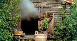 Tradycyjna fińska drewniana chata z sauną