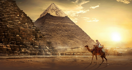 How many people were needed to build the Pyramid of Khufu?