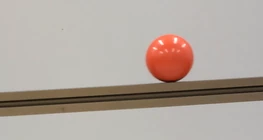坂を転がるボール