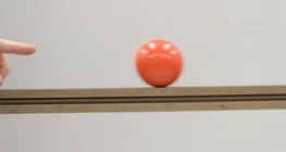 坂道で最初は上に向かって動くボール