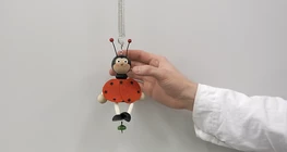 ばねに吊るしたおもちゃの振動の質量依存性