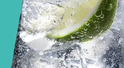 暗闇で光る水