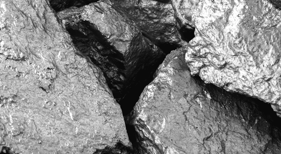 Metal spalający się w powietrzu oślepiającym białym płomieniem