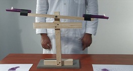 Huśtawka wagowa ze świeczkami i wodą